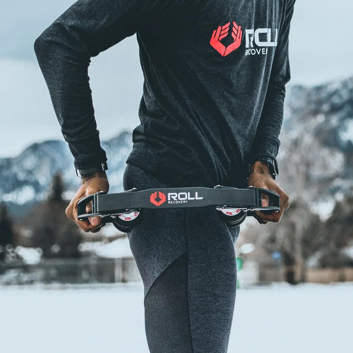 ROLL Recovery R8 カーボンブラック 股関節から臀部周辺を挟み込んでセルフケアする様子を正面寄りから捉えたモビリティーツール