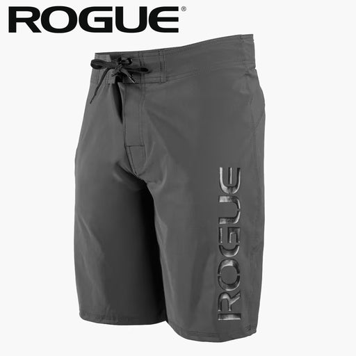 ROGUE ボードショーツ グレーを斜め前方から捉えたフロントデザインでウエストのドローコードと右脚の立体ロゴ配置が分かる全体シルエット
