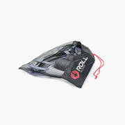 ROLL Recovery R8 プラス アルパインホワイト 収納用メッシュバッグに収めた付属品セットを斜め上から捉えた携帯しやすいモビリティーツール