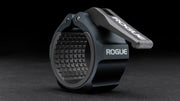 ROGUE USAアルミニウムカラー 2.0 ダークネイビーを斜め前方から捉え、ロックオープンナイロンレバーとCNC加工アルミボディ、内側ラバーライニング構造が確認できるオリンピックバーベル用カラー