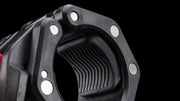 ROGUE HG3.0 カラー マグネティック ブラックのロックタブ周辺を斜め横から接写した角度。赤いタブとクランプヒンジ、堅牢な構造が確認できる視点