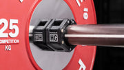 ROGUE HG3.0 カラー マグネティック ブラックをパワーラックのアップライトに磁力で固定した状態を側面から捉えた角度。マグネット収納機能が分かる構図