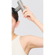 DOCTORAIR エクサガンLUXE ブラックを頭部に当てた使用例。ブラシ型アタッチメントを装着し、頭皮へ当てながら使用する状態を確認できる構成
