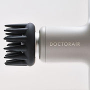 DOCTORAIR エクサガンLUXE ブラックの本体先端を横から捉え、複数の突起を備えたブラシ型アタッチメントを装着した状態を確認できる構成