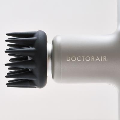 DOCTORAIR エクサガンLUXE ブラックの本体先端を横から捉え、複数の突起を備えたブラシ型アタッチメントを装着した状態を確認できる構成
