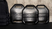 ROGUE エコーウェイトベストプレート ブラックの20LB・10LB・5LBモデルを斜め前方から配置し、ウェイトベストと各重量のサイズ感を比較できる構成