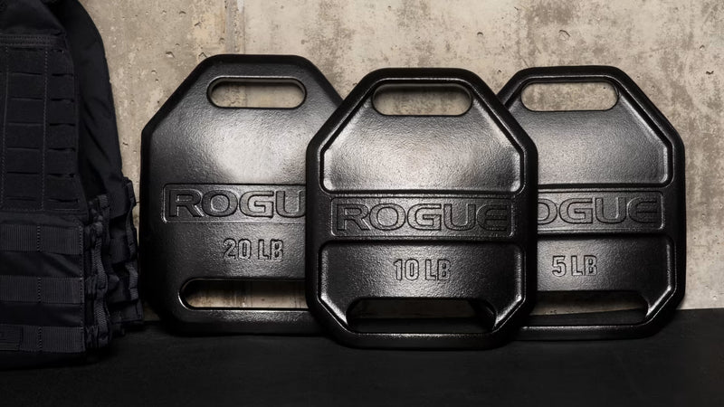 ROGUE エコーウェイトベストプレート ブラックの20LB・10LB・5LBモデルを斜め前方から配置し、ウェイトベストと各重量のサイズ感を比較できる構成