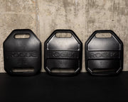 ROGUE エコーウェイトベストプレート ブラックの20LB・10LB・5LBモデルを正面から並べ、上下のキャリーハンドルと重量ごとの外形を確認できる構成
