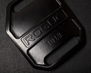 ROGUE エコーウェイトベストプレート ブラックの10LBモデルを斜め上方から拡大し、鋳造成形のROGUEロゴ、重量表記、下部持ち手を確認できる構成
