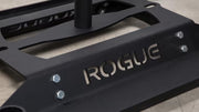 ROGUE エコードッグ スレッド ブラックのフレーム中央部を近距離から捉えた構図。ROGUEロゴプレートとボルト固定部の仕上げ、耐久性の高い構造が分かる。