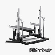 ブラック×シルバーカラーのELEIKO IPFコンペティションコンボラック PURクッション仕様を左後方から捉え、ベンチ裏側やベースフレームの構造が確認できる構成