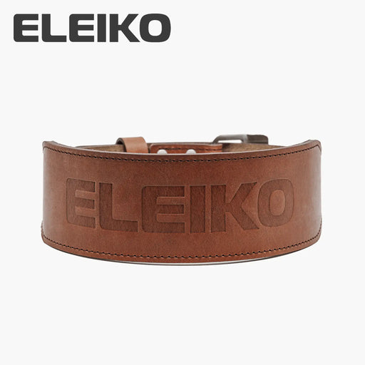ELEIKO ウェイトリフティングレザーベルト ブラウンの正面全体を水平アングルから捉えた構図。中央のELEIKOエンボスロゴと幅広レザー構造、縁のステッチ仕上げが分かるリフティングベルト