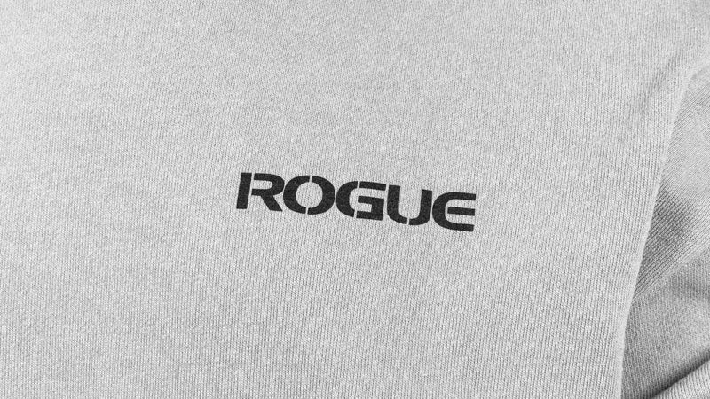 ROGUE フリーダムパーカー グレーヘザー 胸元クローズアップ、フロント左胸に配置されたROGUEロゴプリントとスウェット生地の質感が分かるディテール