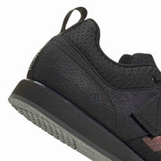 adidas パワーリフト 5 コアブラック / コアブラック / カーボンのヒール周辺拡大。補強されたかかと部とアッパー素材のディテール
