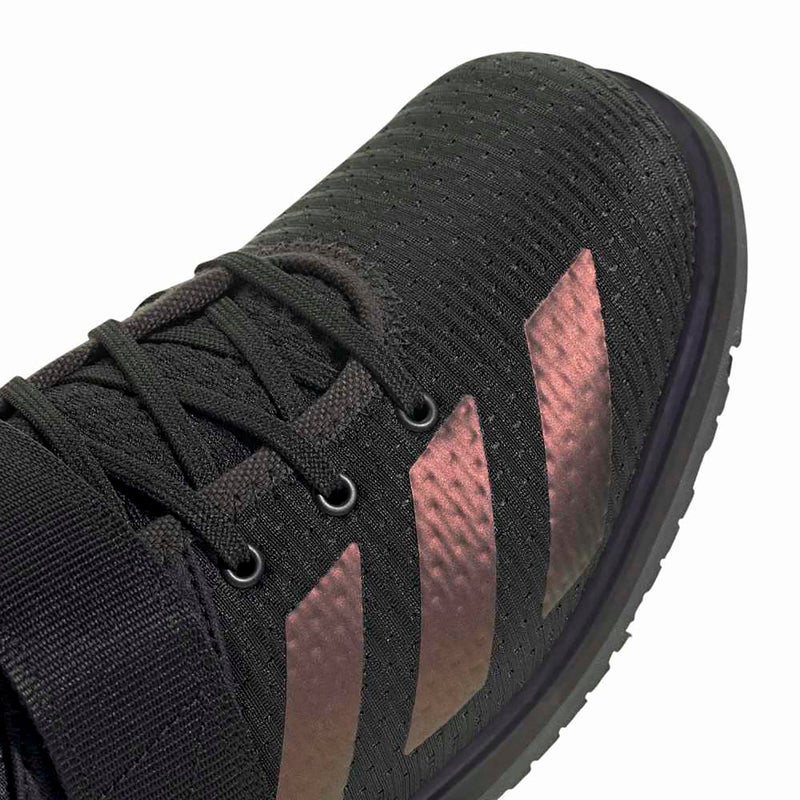 adidas パワーリフト 5 コアブラック / コアブラック / カーボンの前足部拡大。スリーストライプスとキャンバスアッパーの質感を掲載