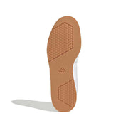 adidas パワーリフト5 フットウェアホワイト/ヘイローシルバー/コアブラックのアウトソール裏面ビュー。六角形グリップパターンとラバーソール形状を確認できるウェイトリフティングシューズ