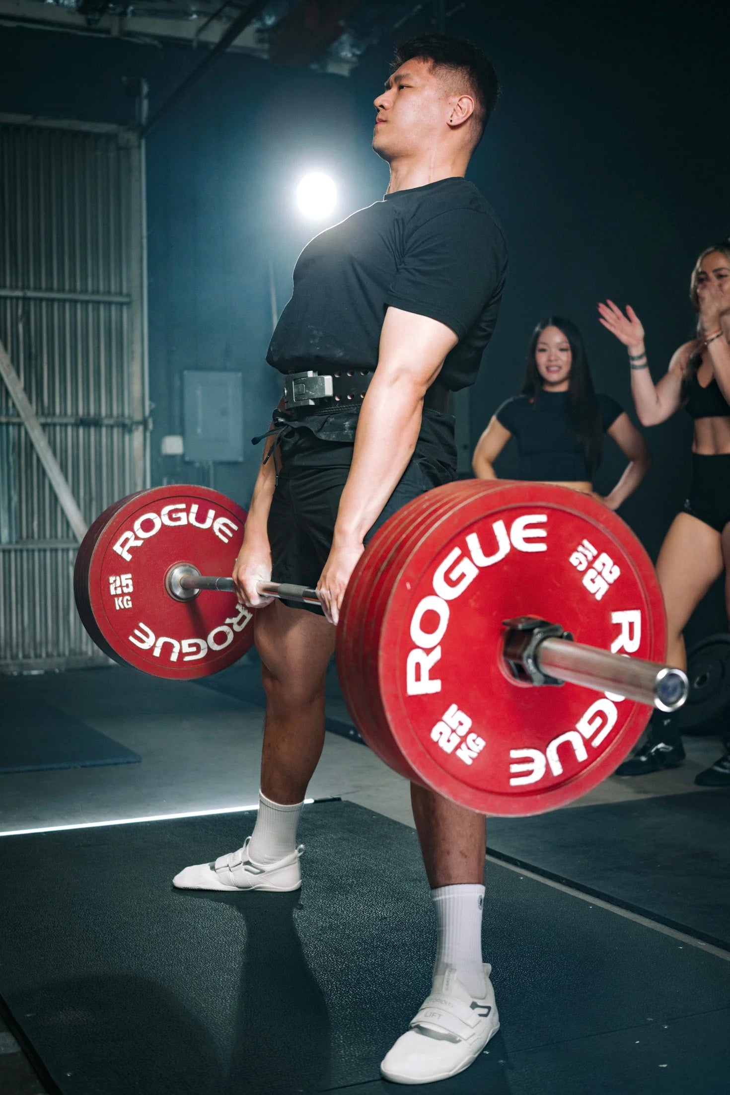 NOTORIOUS LIFT SUMO SOLE GEN5 ブラック ベアフットシューズを着用しデッドリフトを行うアスリートを正面斜めから捉え、フラットソールとワイドトゥボックスの接地感が分かるトレーニングシーン