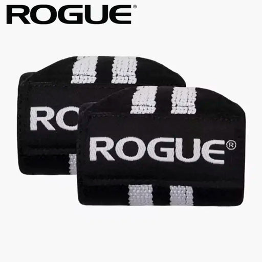 ROGUE リストラップ ブラック＆ホワイト 正面から見たロゴ入り2本セットのクローズアップ構図、厚みとストライプ柄が分かるディテール重視カット