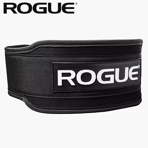 ROGUE 5インチナイロンウェイトリフティングベルト ブラック 左斜め上からロゴパッチとベルト外周の縫製ラインを確認できる立体形状のディテール