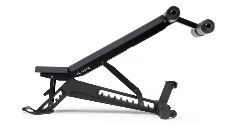 ROGUE マンタレイアジャスタブルベンチ テクスチャーブラック仕様のシート角度調整とインクライン設定を側面から確認できる構成