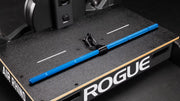 ROGUE 40インチ 多目的ストレートバー（アルミニウム） ブルーのバー中央部を拡大。センタースイベルと回転機構、接続部の質感を確認できるクローズアップ。