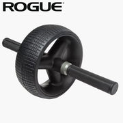 ROGUE アブホイール ブラックを正面右斜めから捉え、幅広ホイールのトレッドパターン、中央ハブ、左右の滑り止めグリップまで確認できる構造