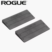 ROGUE 13インチスクワットウェッジ ブラックを斜め上から捉えた全体ビュー、傾斜構造とROGUEロゴ刻印が確認できるトレーニングアクセサリー