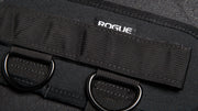 ROGUE アンクルカフケーブルアタッチメント ブラックのROGUEロゴ付近を斜め上から撮影。ストラップとDリング配置が分かるクローズアップ