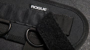 ROGUE アンクルカフケーブルアタッチメント ブラックの面ファスナー固定部を接写。調整ストラップとROGUEロゴを確認できる詳細ビュー