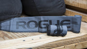 ROGUE ラップ グレーを木製ベンチ上で斜め上から捉えた構図、巻かれた本体と面ファスナー部分の厚みや質感が確認できる配置
