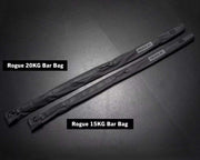 ROGUE バーベルキャリーバッグ20KG ブラックと15KG用バッグを斜め上から並べた全体比較。各モデルの長さやサイズ感、ROGUEロゴを確認可能