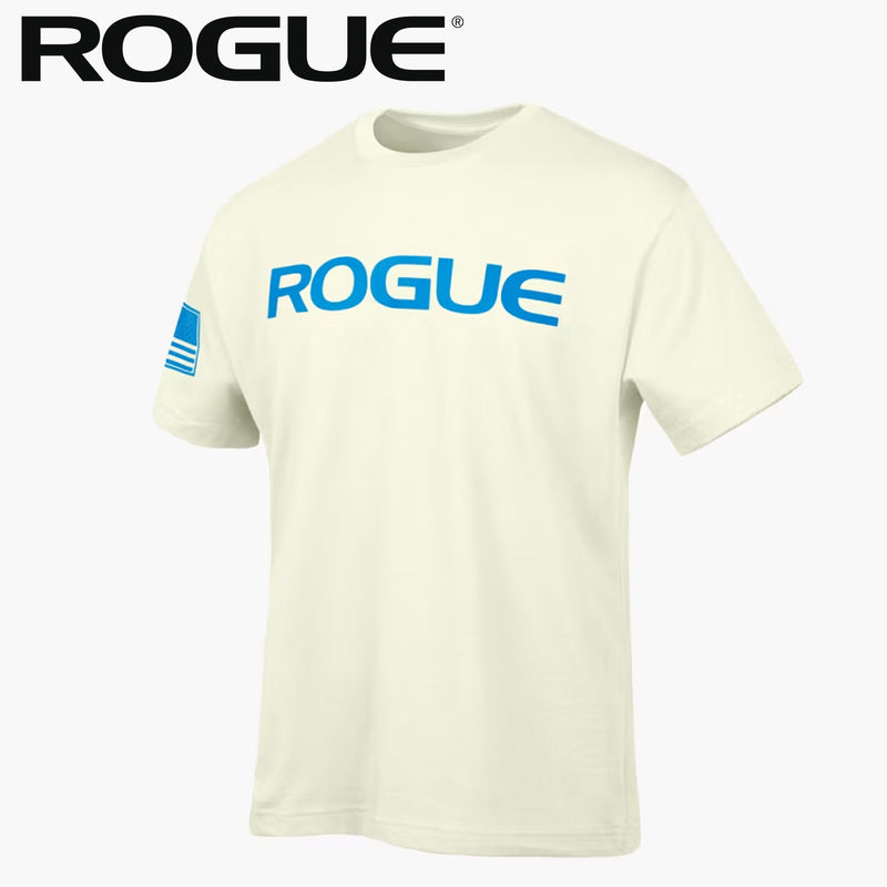 ROGUE ベーシックTシャツ リラックスフィット ホワイト 正面やや斜めから全体を捉えた半袖Tシャツ、胸にブルーのROGUEロゴ入りアパレルデザイン