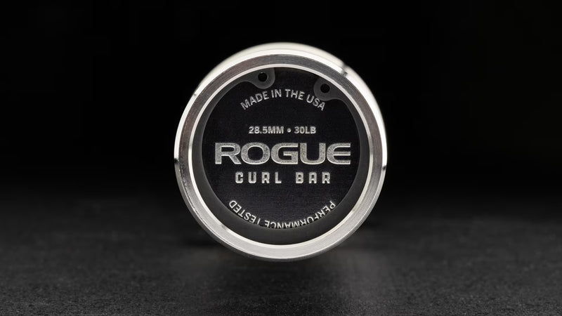 ROGUE カールバー ステンレススチール シルバーでリバースカールを行う様子を胸元の高さから捉えた使用シーン、順手グリップを確認できる構図