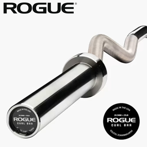 ROGUE カールバー ステンレススチール シルバーを斜め前方から捉えた全体、カンバー形状シャフトとステンレススリーブを備えたスペシャリティーバー