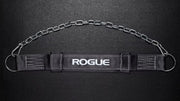 ROGUE ディップベルト ブラックを真上から全体が見えるように配置し、チェーン・Dリング・ワイドパッドを確認できるトレーニングベルト