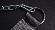 ROGUE ディップベルト ブラックのチェーン接続部とDリングを斜め上から拡大し、金具の構造と高耐久ナイロンベルトを確認できる仕様
