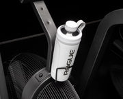 ROGUE エコーバイク ドリンクホルダー ブラックカラーをエコーバイク装着時に右斜め上から捉えた使用例。ホワイトボトルを収納した状態で装着位置やサイズ感が分かる構成