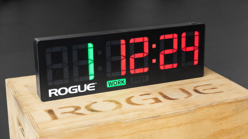 ROGUE エコージムタイマー2.0 ブラックの前方斜めビュー、レスト表示を赤色で点灯したインターバルモードを確認できる構図