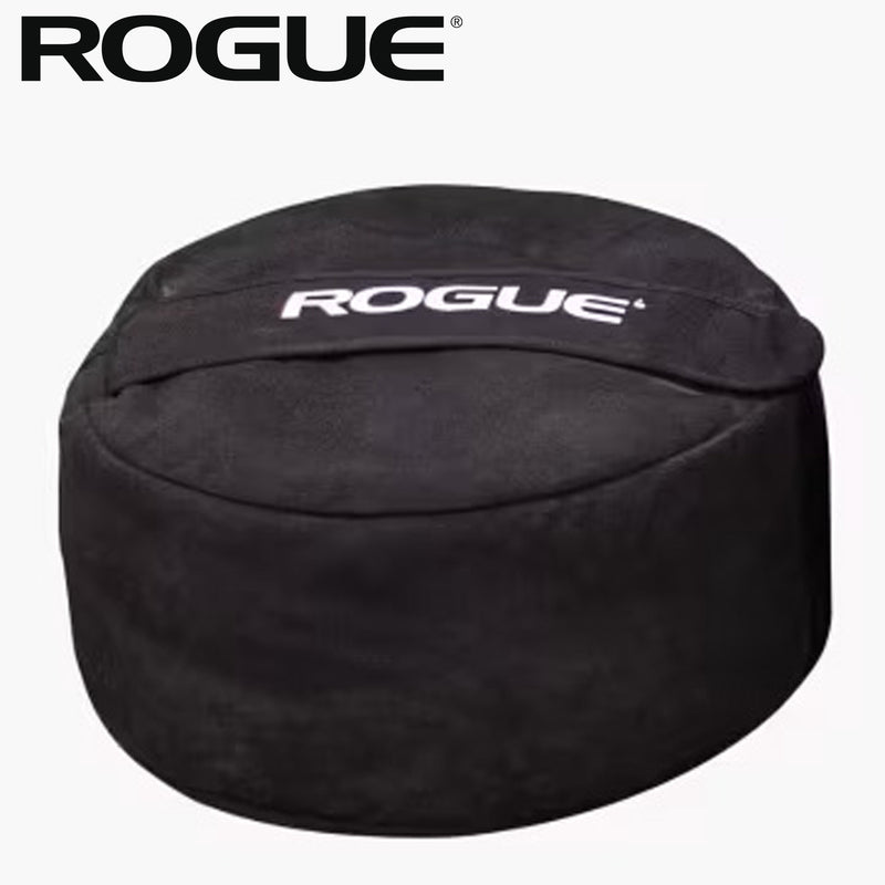 ROGUE エコーストロングマンサンドバッグ ブラック 上部ロゴが中央に配置された正面ビュー、丸型フォルムと外装素材の質感が分かる構図