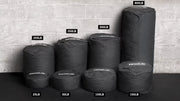 ROGUE エコーストロングマンサンドバッグ ブラック 各重量25LB〜400LBを並べた正面構図、サイズ比較が一目で分かる全体配置