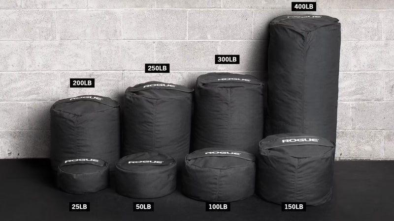 ROGUE エコーストロングマンサンドバッグ ブラック 各重量25LB〜400LBを並べた正面構図、サイズ比較が一目で分かる全体配置