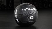 ROGUE KG メディシンボール ブラック 9kgモデルを斜め前方から捉えた外観。ロゴやレース仕様、立体的な形状を確認できる