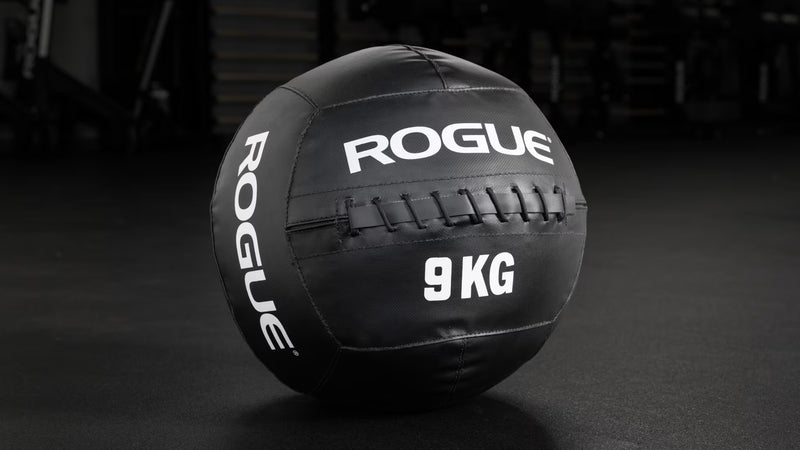 ROGUE KG メディシンボール ブラック 9kgモデルを斜め前方から捉えた外観。ロゴやレース仕様、立体的な形状を確認できる