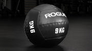 ROGUE KG メディシンボール ブラック 6kgモデルを正面から捉えた外観。重量表示とシンプルなパネル構造が確認できる