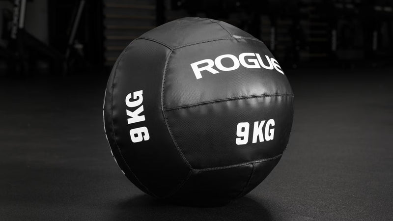 ROGUE KG メディシンボール ブラック 6kgモデルを正面から捉えた外観。重量表示とシンプルなパネル構造が確認できる