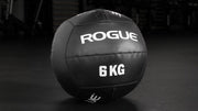 ROGUE KG メディシンボール ブラック 4kgモデルを斜め前方から捉えた外観。均一サイズのボディと重量表示が分かる