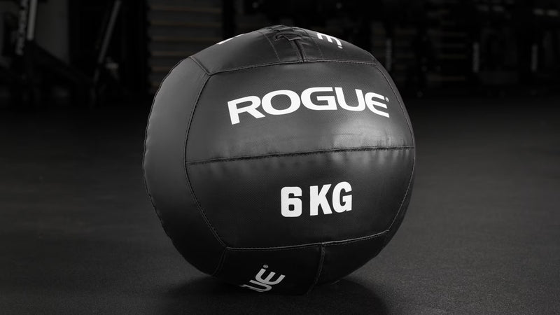 ROGUE KG メディシンボール ブラック 4kgモデルを斜め前方から捉えた外観。均一サイズのボディと重量表示が分かる
