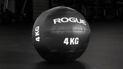 ROGUE KG メディシンボール ブラック 2kgモデルを斜め前方から捉えた外観。軽量モデルのデザインとロゴ配置を確認できる