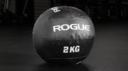 ROGUE KG メディシンボール ブラック 9kgモデルのレース部分を拡大。丈夫な編み込み構造と縫製仕様を確認できる