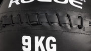 ROGUE KG メディシンボール ブラック 表面パネルの縫い目を拡大。高耐久ビニールシェルと丁寧な縫製仕上げを確認できる
